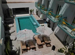 an overhead view of a swimming pool with chairs and umbrellas at Play Paros in Kampos Paros