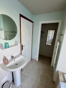 a bathroom with a white sink and a mirror at Chambre de Ninon - Le Refuge des Parachutistes - en bordure du marais in Neuville-au-Plain +12 photos