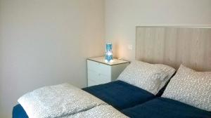 una camera con letto e comò con lampada di Casa Domenica a Baveno