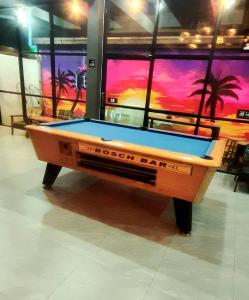 Una mesa de billar en exhibición en una habitación en Hood hostel, en Jomtien Beach