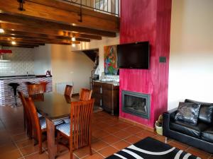 une salle à manger avec une table et une cheminée dans l'établissement La Casona del Silencio, à Aldehuela de Periañez