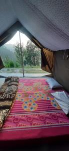 Ένα ή περισσότερα κρεβάτια σε δωμάτιο στο Pine hills nature camp