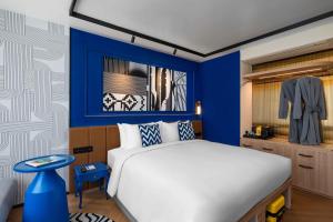 Ένα ή περισσότερα κρεβάτια σε δωμάτιο στο TRIBE Phuket Patong by Accor