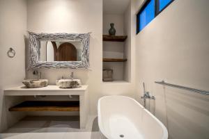 乌布Villa Chai - 2 BR in Ubud的带水槽和镜子的浴室
