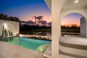 乌布Villa Chai - 2 BR in Ubud的一座别墅,设有游泳池和日落美景