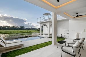 Villa Chai - 2 BR in Ubud的阳台或露台