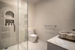 Villa Chai - 2 BR in Ubud的一间浴室