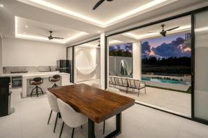 乌布Villa Chai - 2 BR in Ubud的配有木桌椅的厨房和餐厅
