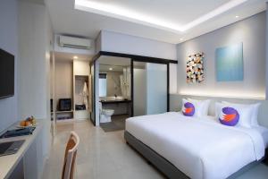 Postel nebo postele na pokoji v ubytování FOX Lite Hotel Cikarang + 23 fotografií