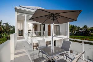 Villa Chai - 2 BR in Ubud的阳台或露台