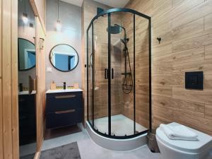 Un baño con ducha, inodoro y lavabo. en Apartament Baltic Sauna Break e-apart, en Władysławowo