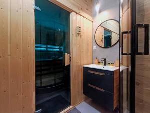 un baño con lavabo y espejo en Apartament Baltic Sauna Break e-apart, en Władysławowo