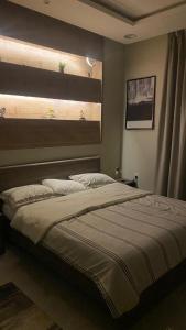 ein Bett in einem Schlafzimmer mit einem Fenster und einem Bett sidx sidx sidx in der Unterkunft فيلا ايمان in Ta'if