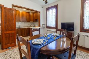 a dining room with a table and a kitchen at Ca'Baldin Venezia-Marghera in Marghera