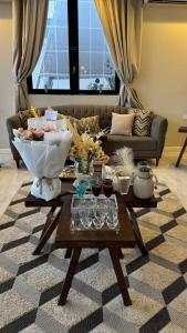 ein Wohnzimmer mit einem Couchtisch mit Weingläsern in der Unterkunft فيلا ايمان in Ta'if