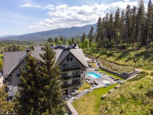 widok z lotu ptaka na dom z basenem w obiekcie Czarny Kamień Resort & SPA w Szklarskiej Porębie