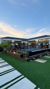 ein großes Gebäude mit einem Rasen davor in der Unterkunft فيلا ايمان in Ta'if