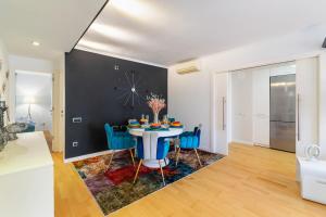 モンガットにあるMediterranean Soul Experienceのダイニングルーム(テーブル、青い椅子付)