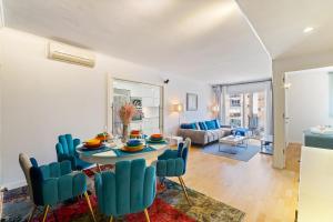 モンガットにあるMediterranean Soul Experienceのテーブルと椅子のあるリビングルーム