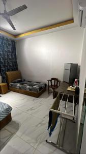 un soggiorno con un letto e un tavolo di Dian a Muadzam Shah