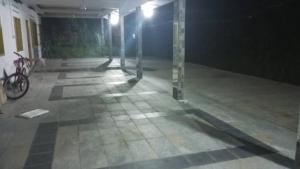 un corridoio vuoto con una bicicletta parcheggiata in un edificio di Dian a Muadzam Shah