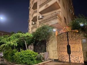 un bâtiment avec une porte devant lui la nuit dans l'établissement New Cairo Home, au Caire