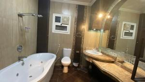 une salle de bain avec une baignoire, des toilettes et un lavabo dans l'établissement New Cairo Home, au Caire 32 autres photos