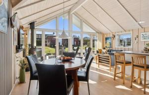 Εστιατόριο ή άλλο μέρος για φαγητό στο Gorgeous Home In Hadsund With Sauna