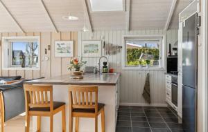 Η κουζίνα ή μικρή κουζίνα στο Gorgeous Home In Hadsund With Sauna