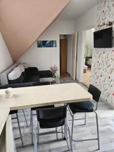 una sala da pranzo e un soggiorno con tavolo e sedie di Apartment in Balatonakali 36227 a Balatonakali