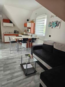 un soggiorno con un divano e un tavolo di Apartment in Balatonakali 36227 a Balatonakali