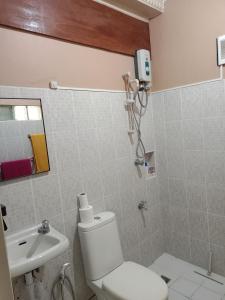 un bagno con un water e un lavandino di Your Little Resort, calm, secure a Manila