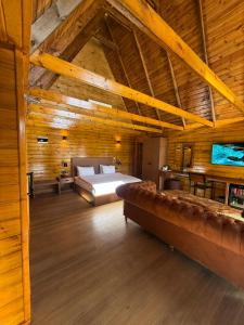 ArnavutköyにあるNavy Innの木製の部屋にベッド1台が備わるベッドルーム1室があります。