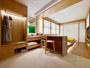 蘇州市にあるvchill hotelのバスルーム(シンク、鏡付きデスク付)