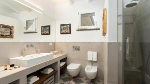 Et badeværelse på VILLA LA CASINA 4, Emma Villas + 21 billeder