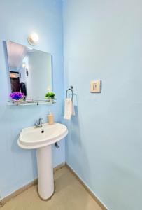 斋浦尔Highway access 2BHK, Trendy decor, VR & other water parks的带白色水槽和镜子的浴室