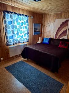 una camera da letto con un letto grande e una finestra di Rauhan pesä a Karigasniemi