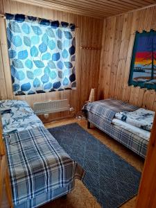una camera con due letti e una finestra di Rauhan pesä a Karigasniemi