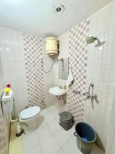 Highway access 2BHK, Trendy decor, VR & other water parks的一间浴室