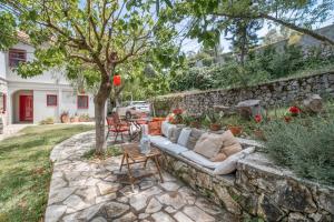 Κήπος έξω από το Katouna 4-bdrms bright home