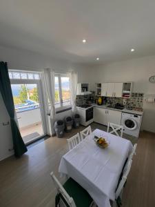 Una cocina y un comedor con mesa y sillas. en Villa Somma Apartments, en Pimonte