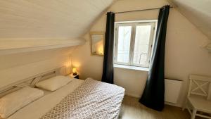a bedroom with a bed and a window at Residence Montlosier in Le Mont-Dore