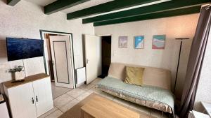 a room with a bed in the corner of a room at Residence Montlosier in Le Mont-Dore