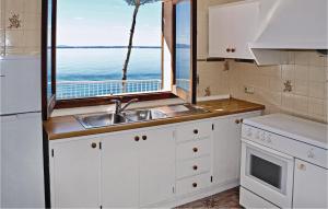 アルクーディアにあるFar D'alcanadaの海の景色を望むキッチン(シンク付)