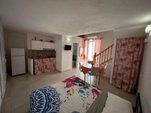 a bedroom with a bed and a kitchen with a table at PalmaPiana in Ponza