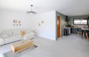 Η κουζίνα ή μικρή κουζίνα στο Beautiful Home In Puy St Martin