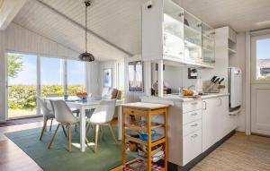 Η κουζίνα ή μικρή κουζίνα στο 3 Bedroom Nice Home In Brenderup Fyn