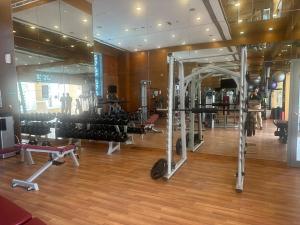 Fitness centrum a/nebo fitness zařízení v ubytování Studio with Boulevard View
