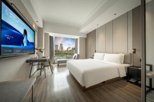 TV a/nebo společenská místnost v ubytování Atour Hotel Chengdu Taikoo Li Riverside