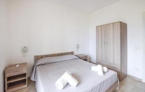 a bedroom with a bed with two towels on it at Cozy Apartment In Ricadi With Wifi in Ricadi